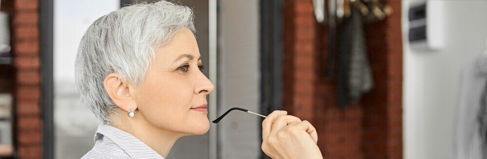 Senhora com envelhecimento cut&acirc;neo olhando para o horizonte